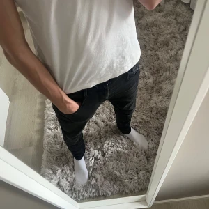 Svarta Relpey Jeans - Säljer ett par stilrena svarta Repley Jeans. Skick mycket bra och oerhört snygga. Säljer på grund av att de inte passar längre. Ny pris 1200 mitt pris 750