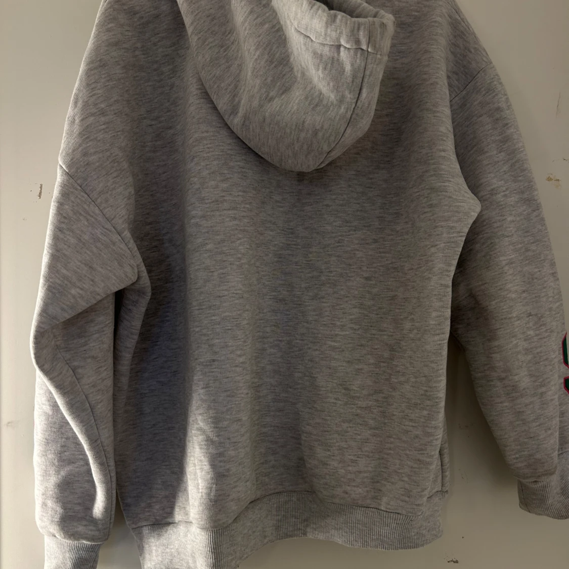 Grå hoodie med tryck - 1