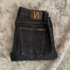 Svarta jeans från Nudie Jeans - Snygga svarta jeans från Nudie, storlek 28/30 men passar 29/30! Kom privat vid funderingar !😊