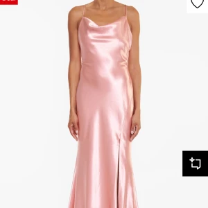 Rosa axelbandslös långklänning i satin - Säljer min gamla balklänning från Zalando. Den är använd en gång och är i mycket bra skick. Pris kan diskuteras. Skicka privat för mer bilder om det behövs!💞