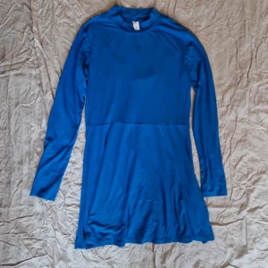 Blå klänning från C.W. - Snygg blå klänning från C.W. med långärmad design. Perfekt för en stilren look. Klänningen har en enkel och elegant stil som passar till många tillfällen.