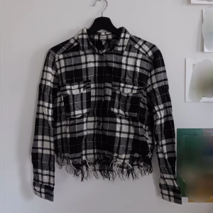 Rutig skjorta - Skjorta i crop top karaktär, har bröstfickor. Säljes då den inte kommer till användning längre 🌻[bara att skriva om frågor eller fler bilder!]