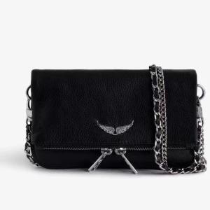 Svart axelväska med kedja Zadig Voltaire  - Intressekoll på min svarta Zadig Voltaire väska med silver kedja. Kontakta för fler bilder. Dustbag medföljer💕pris kan diskuteras vid snabb affär