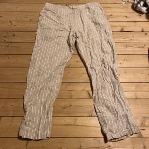 Linnebyxor - BILLIGT! - Säljer linnebyxor i gott skick. Använder dem inte längre så någon där ute kan få dem till ett billigt pris! Vid funderingar eller fler bilder så är det bara att kontakta mig!  Kolla även in min sida. Säljer kläder sjukt billigt och då har du chansen att köpa bundles🤩  Med vänlig hälsning, 👋 