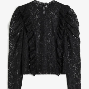 Spetstopp  - Snygg spetsblus i nytt skick med volangdetaljer längs framsidan🌸Nypris: 299 kr Mitt pris: 150kr