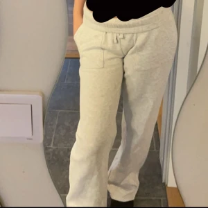 Grå mjukisbyxor från Lager 157 - Säljer ett par bekväma grå mjukisbyxor från Lager 157. Byxorna har en elastisk midja och praktiska fickor framtill. Perfekta för en avslappnad stil.
