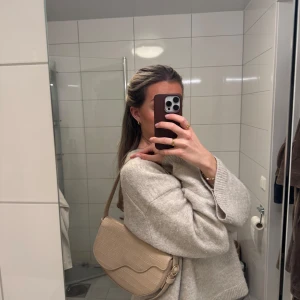 Beige axelväska - Snygg axelväska som endast använts en gång. Bandet är justerbart💕