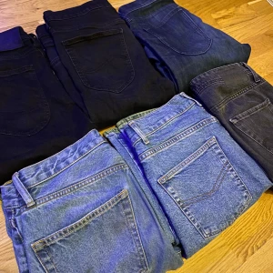 Samling av jeans i olika färger - Säljer en samling av jeans i olika färger. Inkluderar svarta, mörkblå och ljusblå jeans. Perfekta för alla tillfällen med klassisk design och bekväm passform. Storlek från w30 till w34. Vi kör 350kr st
