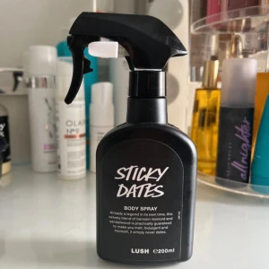 Sticky Dates Body Spray från Lush - Säljer en Sticky Dates Body Spray från Lush. Den kommer i en svart sprayflaska på 200 ml. Doften är väldigt gourmand, luktar karamell/toffee aktigt. Använd några gånger så ungefär 80% kvar. 