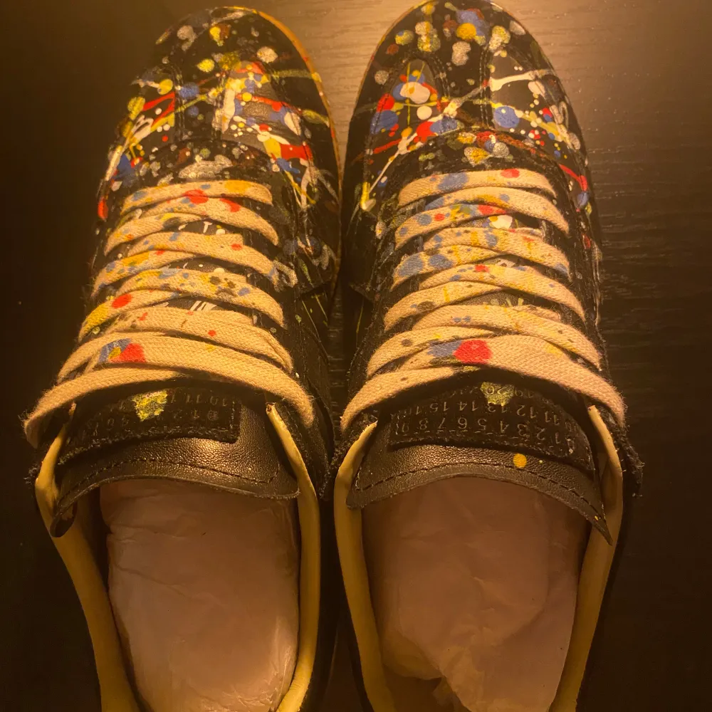 Säljer nu dessa as feta maison margiela skorna (PRIS KAN SÄNKAS VID SNABB AFFÄR)skick 9/10 de är använda 1 gång och är perfekta nu när de börjar bli varmt ute,skriv till mig för fler frågor och bilder!! . Kengät.
