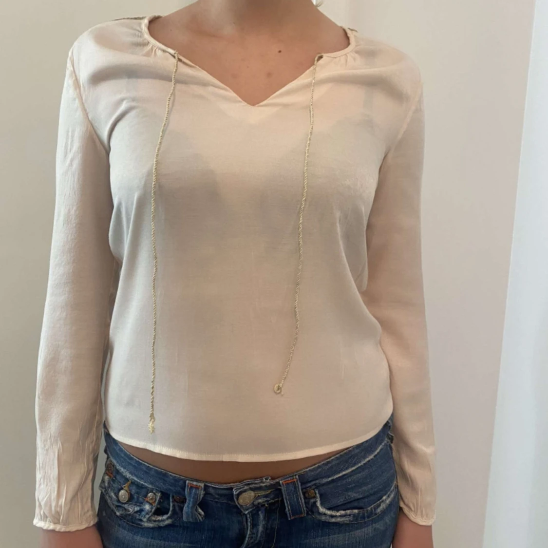 Vit och guldig tröja