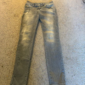 LTB jeans - Lågmidjade LTB jeans köpta second hand. Dem är mer åt straight/ skinny jeans hållet. Inget som helst fel på byxorna👍
