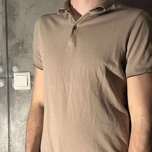 Massimo dutti polo  - Skön Massimo dutti polo, med sköna mäster under kragen och på armarna  Pris går att diskutera‼️ Modell 188 Storlek L  Skick 8/10