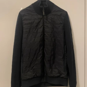 J. Lindeberg cardigan - Fet J. Lindeberg cardigan i storlek S, nypris 3200 mitt pris 2000. Priset är diskuterbart vid snabb och smidig affär.  Hör av dig vid frågor eller annat.