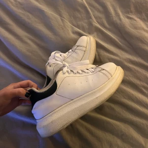 Sneakers  - Superfina sneakers från Nelly i storlek 36. Mycket använda men fortfarande gott skick. Nötta inuti men inget man ser när man har på dom. Nya skosnören på och tror smutsen utanpå är lätt att få bort mer av🥰