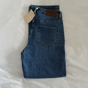 Stylein - Jeans  - Oanvända Styelin jeans.  Dom mest perfekta vardags jeansen som fungerar till allt. Raka i modellen & otrolig passform. Mörkare tvätt   (Säljer pga en storlek för liten för mig)  - Oanvända - Sann i storlek  - Storlek : 28 - Ord pris : 1 799 kr 