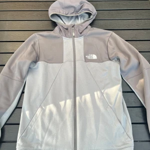 THE NORTH FACE fleece - 149 kr storlek XL för barn= ca storlek S för vuxen - Mycket bra skick/som ny. Har bara används ett par gånger och den är för liten och väljer att sälja den. Pris - 149 kr Pris kan diskuteras!!!