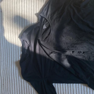 2-pack långärmade tröjor - 2 för priset av 1! Säljer 2 basic svarta långärmade tröjor. Alltid skönt att ha ett enkelt plagg i garderoben som passar till allt! 😇