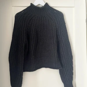 Svart stickad tröja - Supermysig stickad från H&M. Lite högre i halsen och större i modellen, perfekt myströja! Knappt använd därav väldigt fick skick.