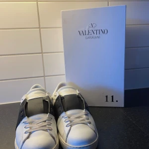  Open Valentino - Säljer nu mina Valentinos som har använts väldigt sparsamt Skick 8,5/10 Skriv för fler frågor och bilder Fraktas samma dag som beställning🚚📦 Pris kan diskuteras vid snabb affär 