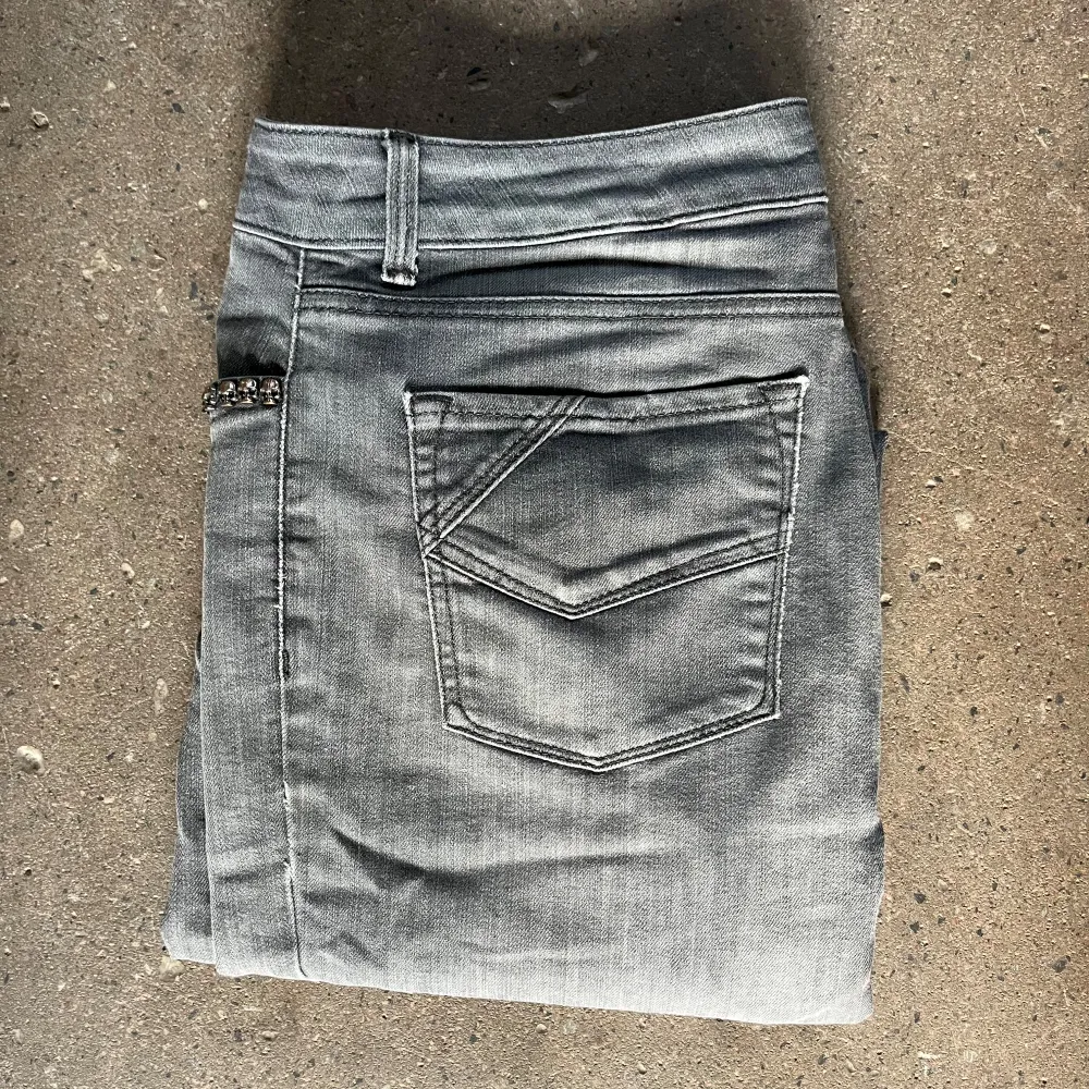 Zadig Voltaire Jeans | säljer dessa sjukt snygga jeans ( lite stora på mig ) - storlek W33 - skick 8/10 - nypris 3000. . Jeans & Byxor.