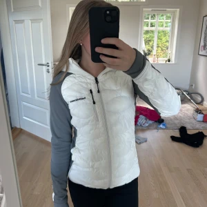 Peak performance jacka - Säljer denna höst/vår jacka från peak🤍 Storlek S och mycket fint skick!