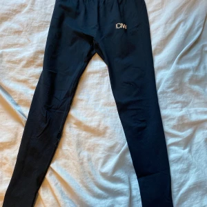 ICIW träningsbyxor - Ettbarnspolitiken ICIW träningsbyxor, där är ett litet hål vid benet men det är nog lätt att fixa snabbt💞