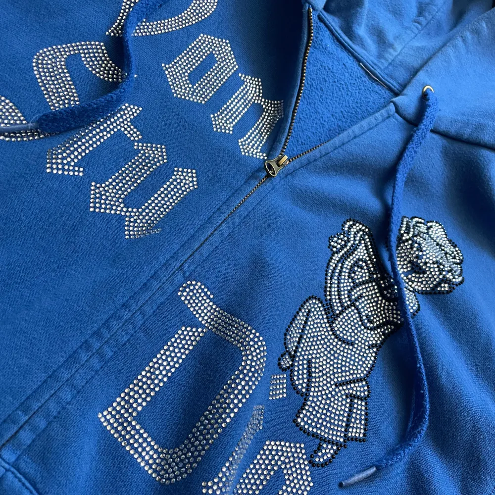 Säljder denna hoodie från Von Studio. Blå färg med rhinostone. Storlek S. Skriv vid funderingar.. Hoodies.