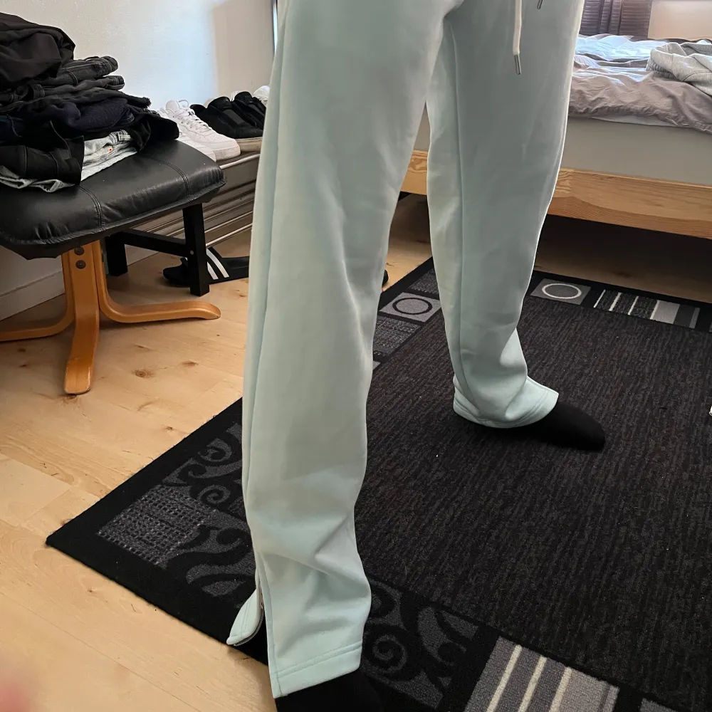 Baby blue tracksuit (limited edition), helt ny och oanvänd. Passar M-L. Pris kan diskuteras. . Övrigt.