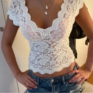 Spets topp - Säljer denna köpt på Plick. Lite nopprig men syns knapp!❤️ Första bilderna 2 är lånade.