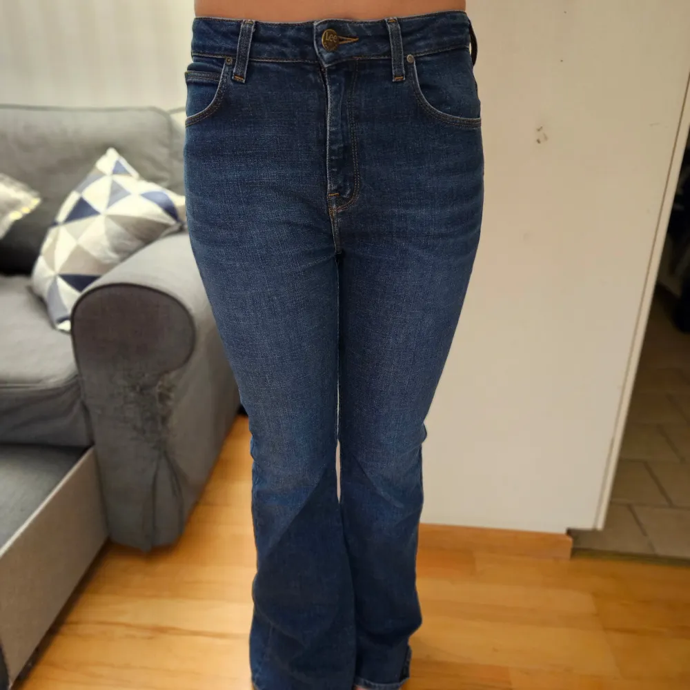 Säljer ett par snygga blå bootcut jeans från Lee. Nästan som nya Pris kan diskuteras. Jeans & Byxor.