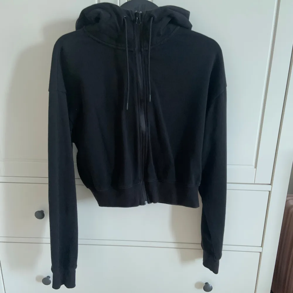 Criopped hoodie, svart. Hoodies.