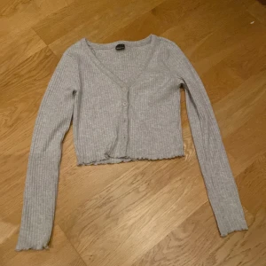 Grå tröja  - Jag säljer den här jöttefina grå tröjan för att den är lite för liten  