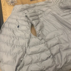 Ralph lauren väst grå  - Bra skick och knappast använd väst.