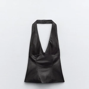 Zara topp - Säljer en jättefin topp ifrån Zara men som tyvärr aldrig kommit till användning. Den säljs ej längre på Zara och nypriset då var 300kr och då den aldrig är använd säljer jag den för 250kr, priset går dock alltid att diskuteras🩷 