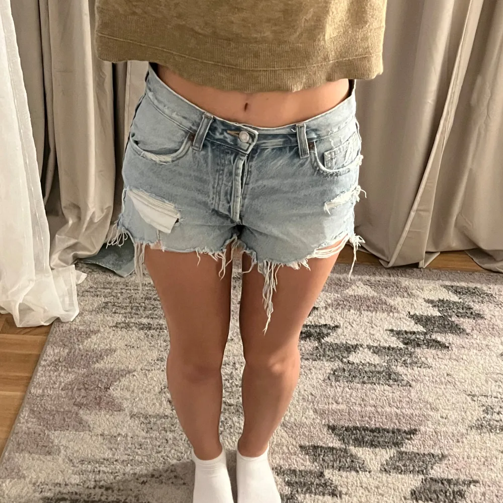 Säljer dessa as snygga jeans shorts ifrån zara! Original pris 330kr. Shorts.