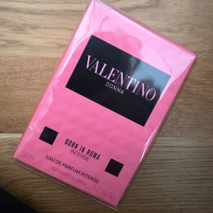 Valentino born in Roma intense - Brand new still in Plastic 50 ml Valentino born in Roma intense  Retail price is: 1550 kr 