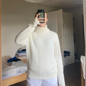 (Ny!) Stickad tröja från Rut & Circle - Vit stickad polotröja från Rut&Circle. Storlek M. Helt ny! Endast testad. Inte en noppra så långt ögat kan nå.