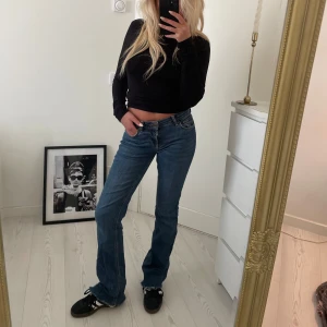 Jeans  - Mörkblå låg/medelhöga jeans med slitage nertill. Skicket är relativt bra 