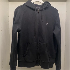 Ralph Lauren tröja - Säljer min Ralph Lauren tröja då den inte kommer till användning  Har du några frågor så är det bara att höra av dig  