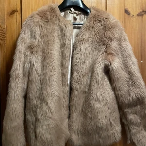 Päls jacka  - Jätte fin beige/rosa päls jacka som knappt används, pris går att diskutera 