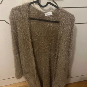 Kofta  - En stickad lång kofta från Mix By.  Storlek L, Helt ny utan prislapp. 