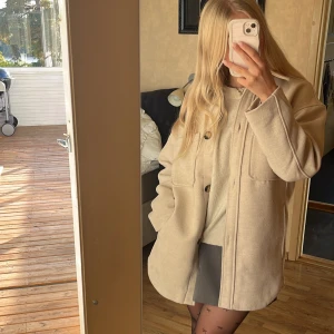 Mysig höst jacka - Så mysig och fin jacka, perfekt till hösten🍁🍂fint skick knappt använd🤍 köpt på hm för några år sedan tror inte den finns kvar!