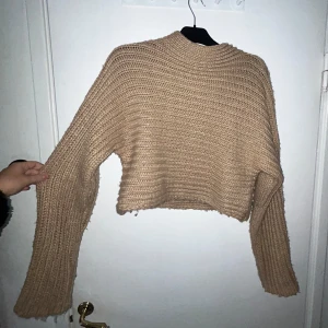 Beige brun tröja - Lite kortare stickad tröja, bra skick, använd bara en gång