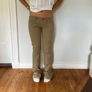 snygga jeans! - Super snygga jeans från perfect jeans! Oanvända och super bra skick💕 olivgröna.  Storlek: S  Pris kan diskuteras! Bara att fråga på!💕