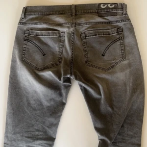 Dondup george - Dondup george jeans i storlek 33 skinny fit. Lappen inuti är sliten men syns inte när man har på sig byxorna. Finns även en liten prick där de tappat lite färg men syns ej(se bild 3 o 4). Sitter som 32.
