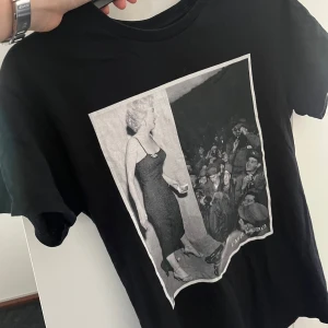T-shirt - Säljer denna populära T-shirten med tryck. Den är köpt ifrån larte och original priset är 499. Mitt pris 120 kr vid fler frågor hör gärna av dig. 