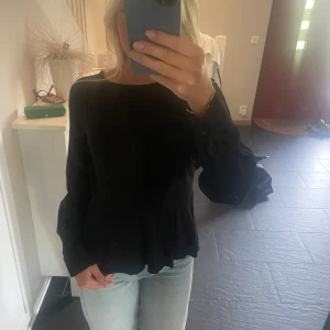 svart blus  - svart blus från nakd, storlek s