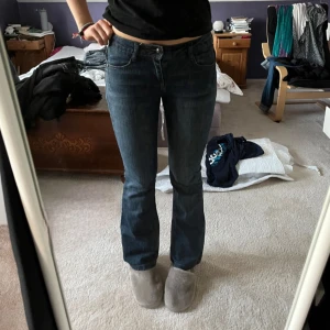 Bootcut jeans lowwaist - Så galet snygga jeans!! Vintage, lågmidjade och bootcut modell🙌 i super fint skick!! Coola fickor och detaljer <3 Innerbensmått 79cm, midjemått 39cm rakt över ❣️ märket ”two days later”, hör gärna av dig vid frågor