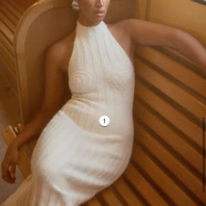 Oanvänd adoore klänning - Säljer min superfina stickade adoore klänning som är oanvänd och har prislapp kvar. Det är storlek 34 men den är stor i storleken och jag har i vanliga fall 36 och den passar utmärkt.  Nypris på denna är 1595kr